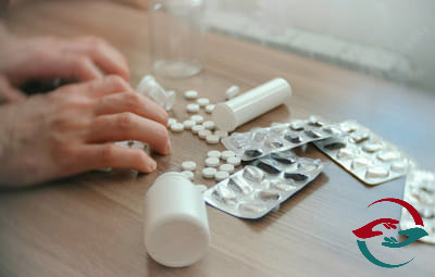 Таблетки на столе