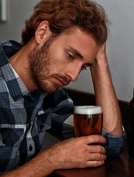 грустный мужчина с бокалом пива